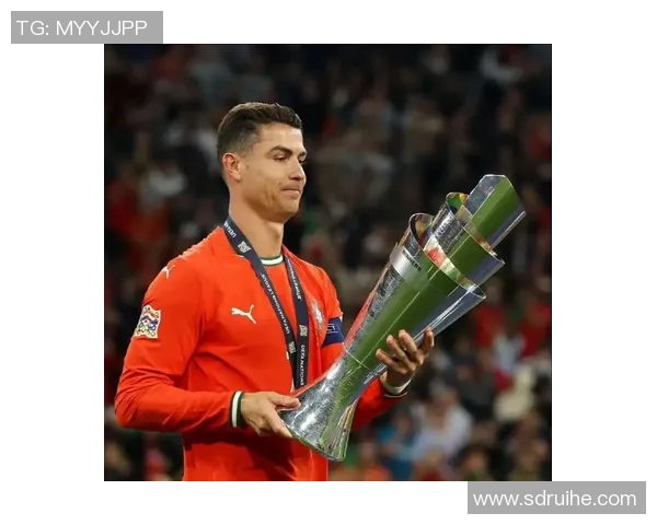 球迷疯狂冲进赛场一幕C罗球衣被抢引发热议